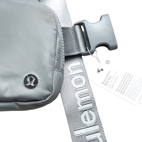 NEW! Hands-Free Lululemon 1L Belt Bag in Silver Drop & White (NWT) - Picture 8 of 16